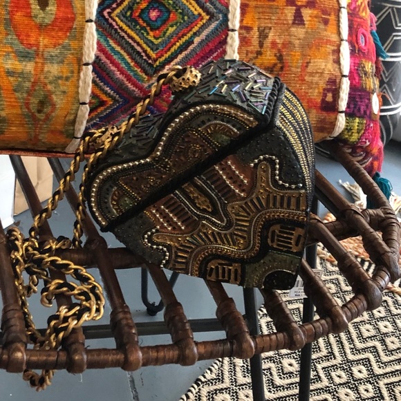 A funky statement crossbody - Picture 6 of 6